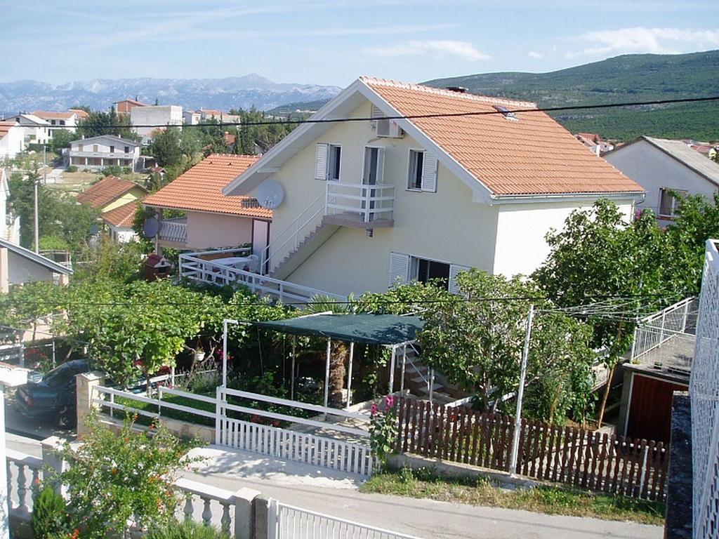 Kiwi Apartments Горни Карин Екстериор снимка