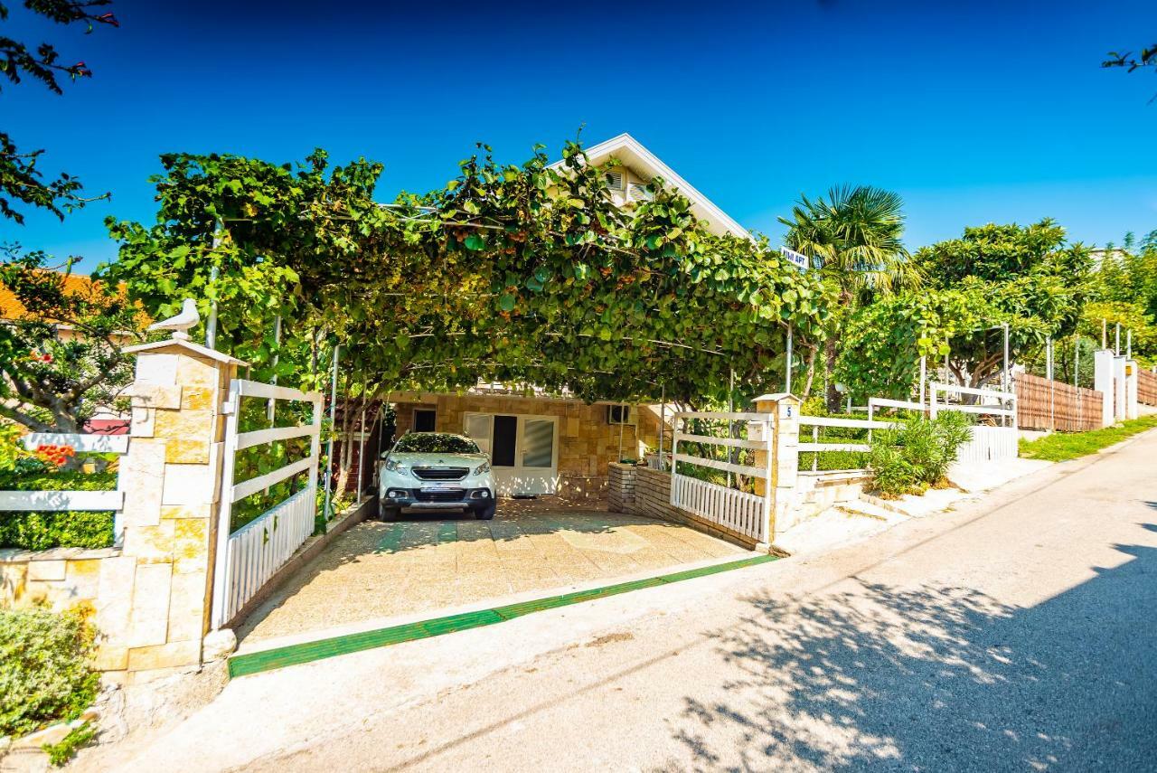 Kiwi Apartments Горни Карин Екстериор снимка