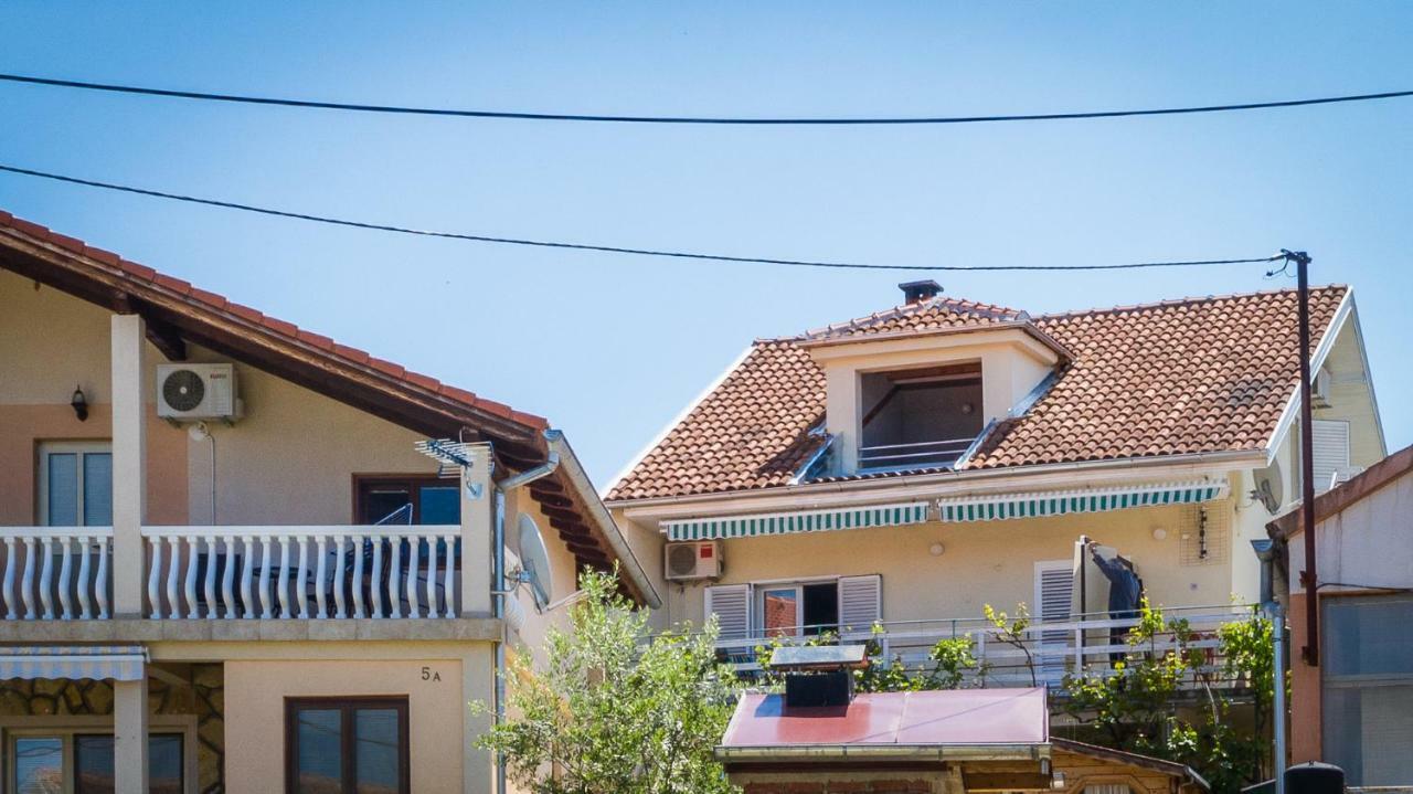 Kiwi Apartments Горни Карин Екстериор снимка