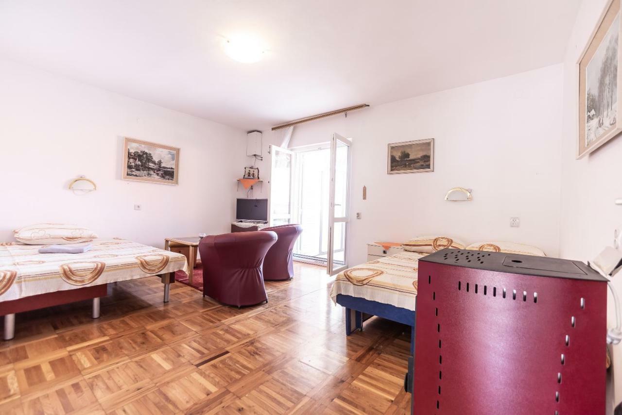Kiwi Apartments Горни Карин Екстериор снимка