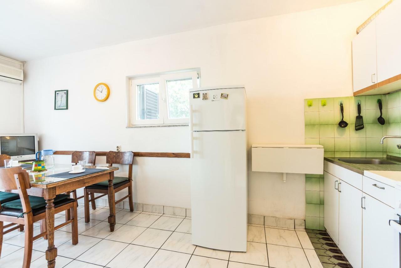Kiwi Apartments Горни Карин Екстериор снимка