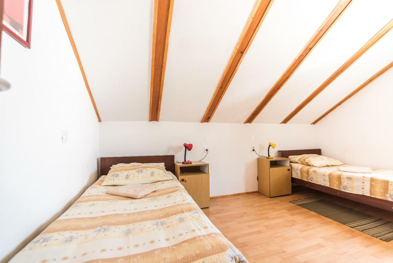 Kiwi Apartments Горни Карин Екстериор снимка