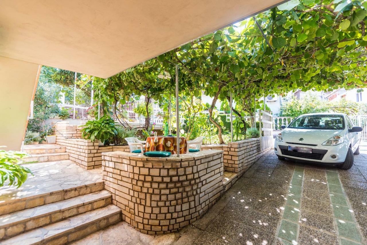 Kiwi Apartments Горни Карин Екстериор снимка