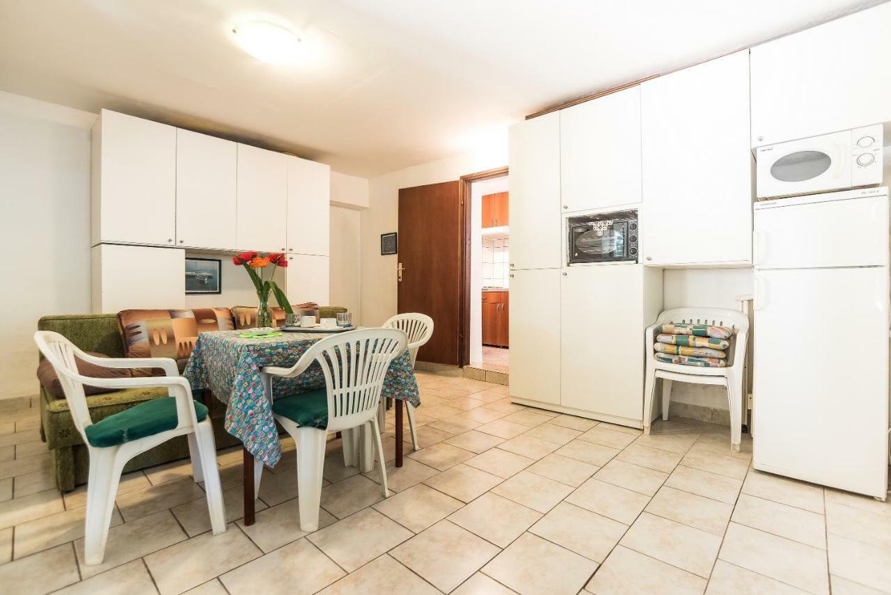 Kiwi Apartments Горни Карин Екстериор снимка